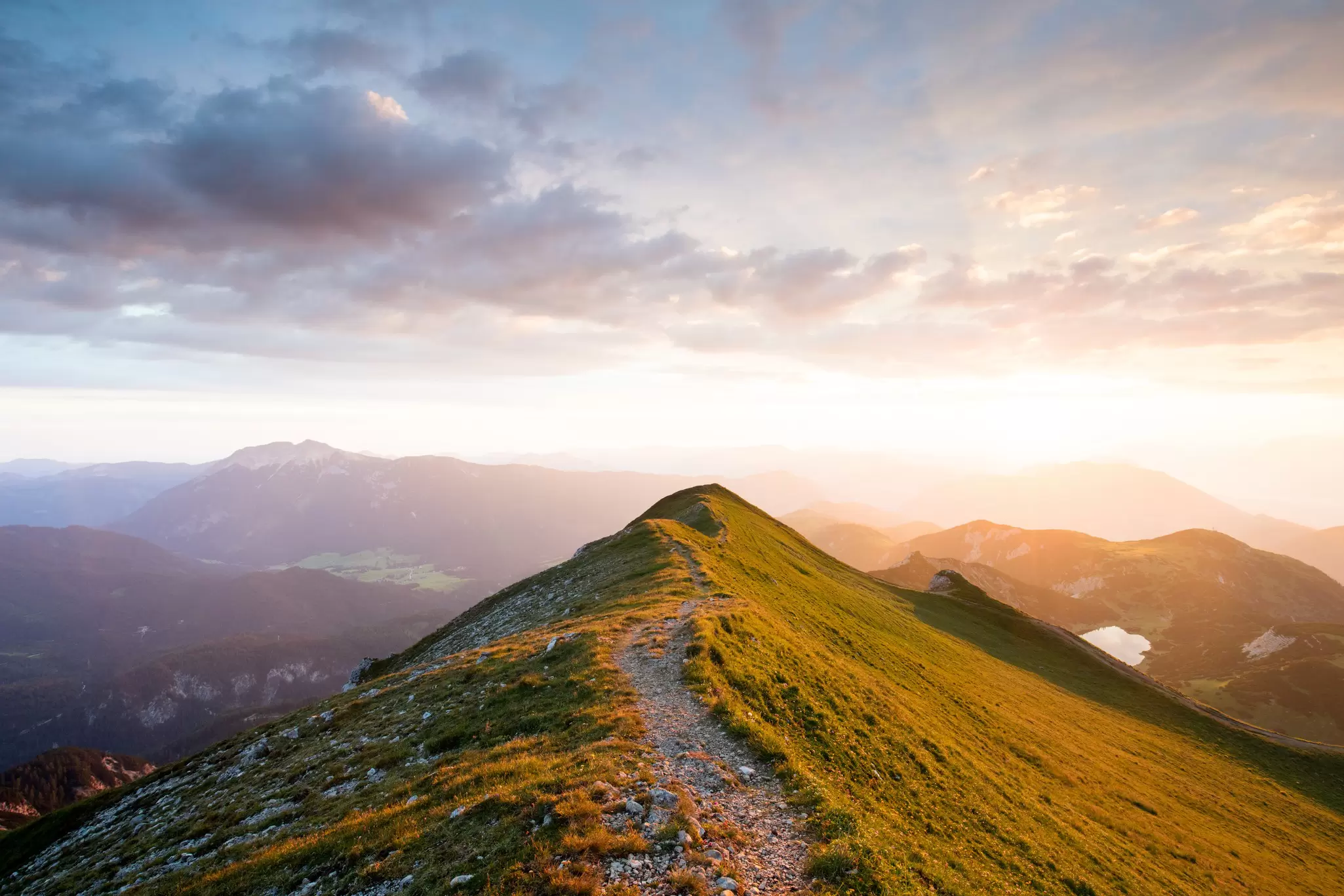 Weg auf einem Gipfel in freundlicher Abenddämmerung