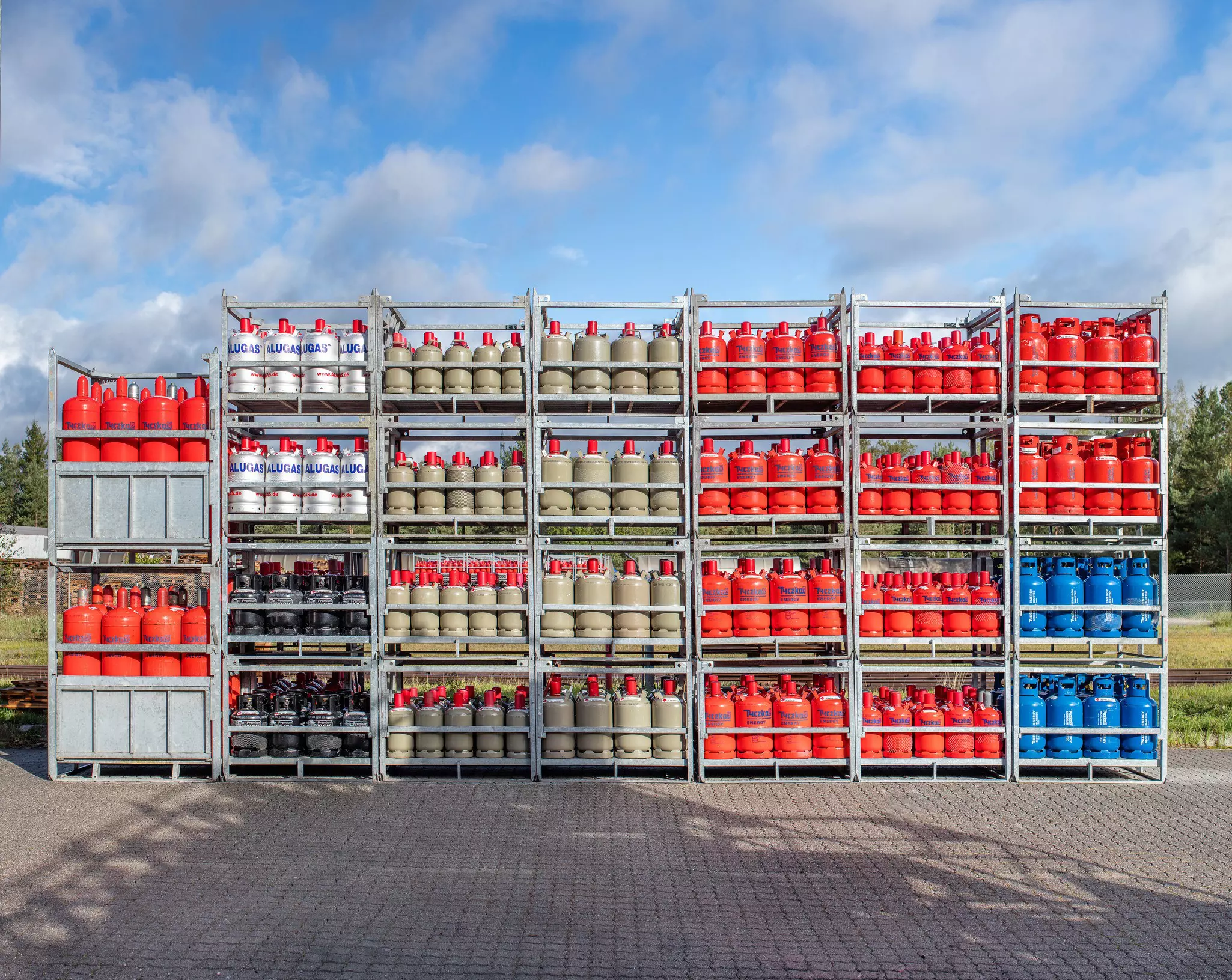 Flaschengas Handel - Paletten Regal, welches mit verschiedenen Gasflaschen von Tyczka Energy gefüllt ist